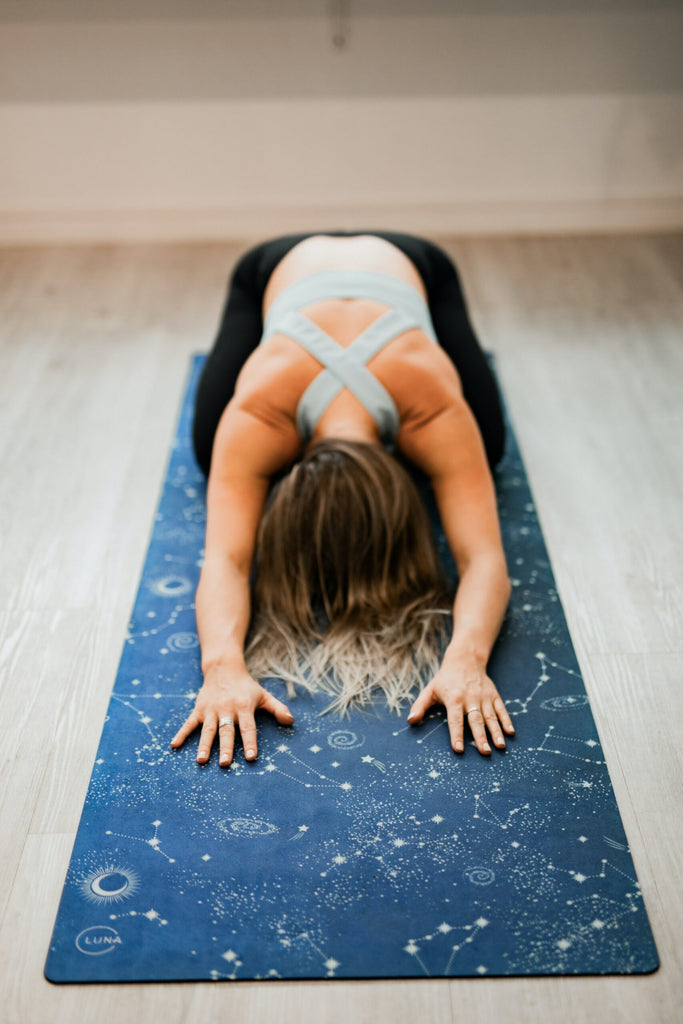 Як правильно чистити килимок для йоги